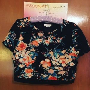 •• SOLD •• Hawaiian Crop Top 🌺